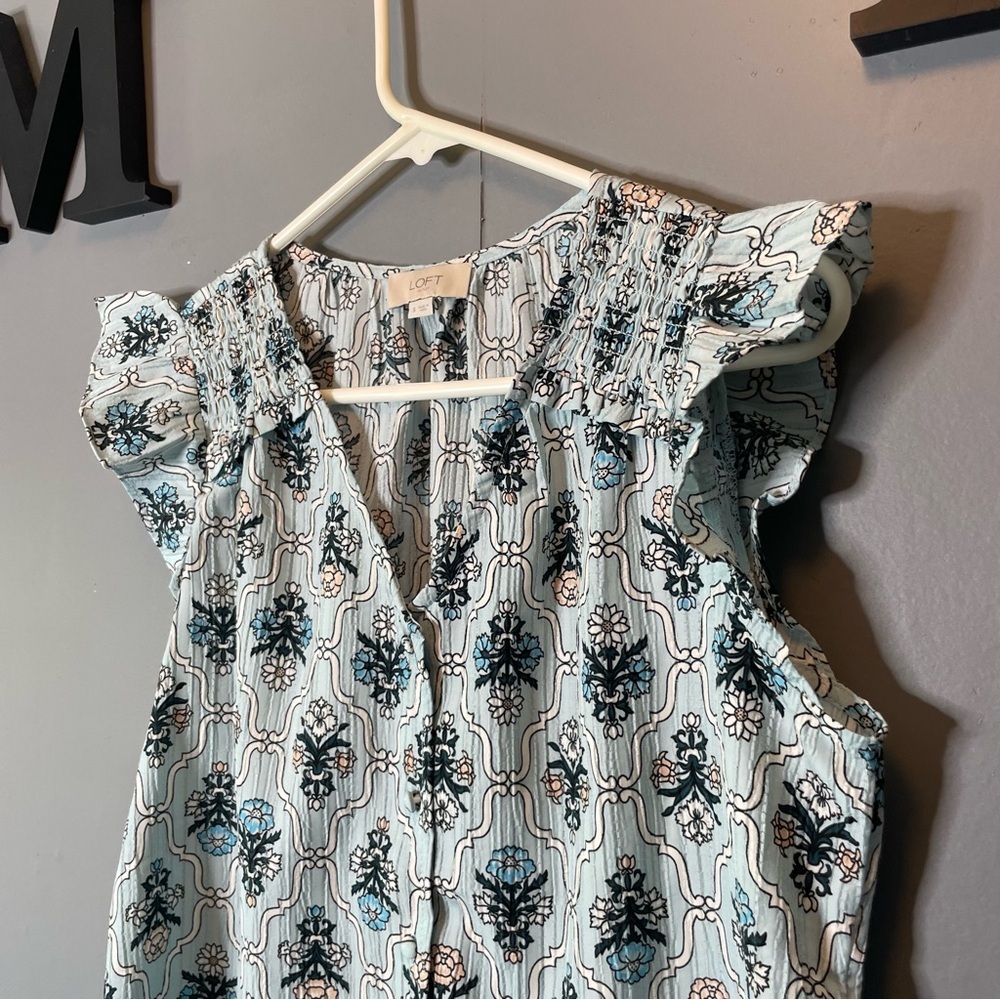 Loft Women’s Light Blue Flutter Sleeve Top size small - Picture 5 of 9